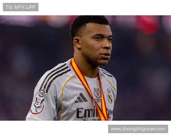 记者披露巴萨领奖前姆巴佩劝队友拒绝向对手列队致敬引发舆论热议